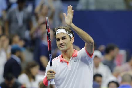 Federer ăn mừng chiến thắng trước Isner.